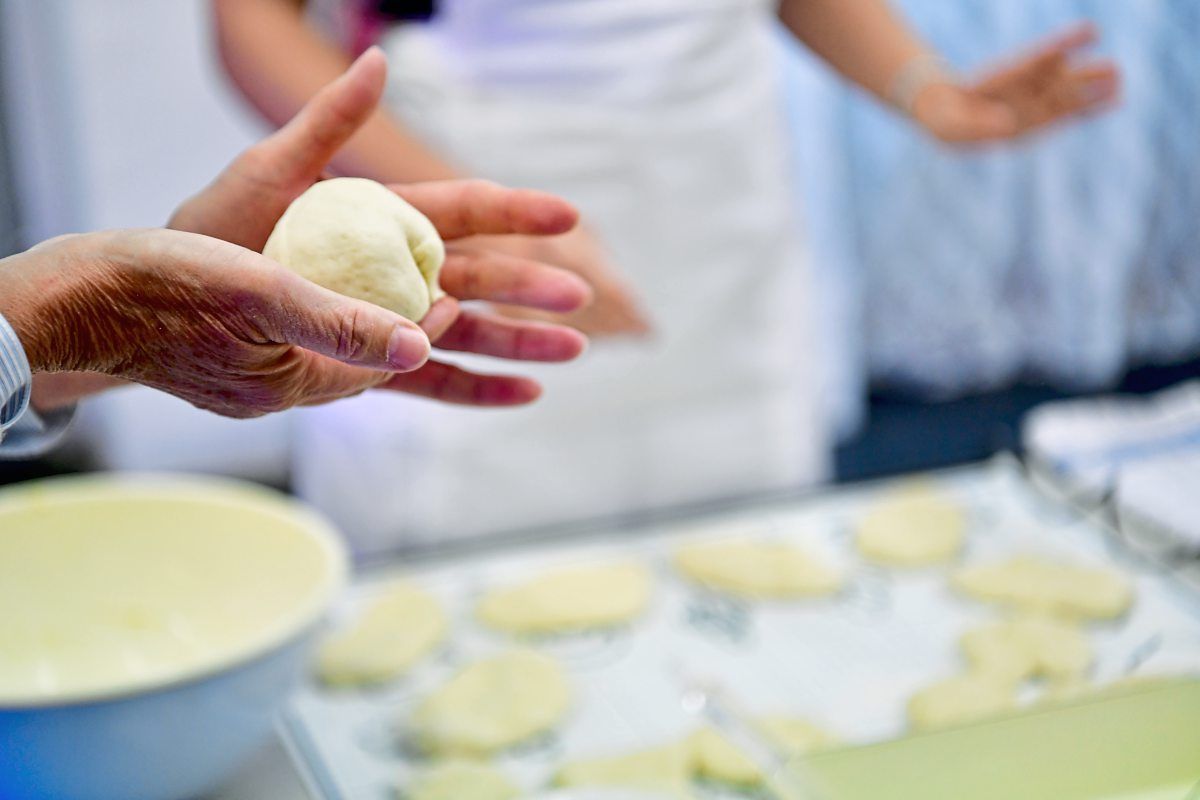Nostalgiemaschinerie Vollpension: Buchteln backen mit Omas - Essen ...