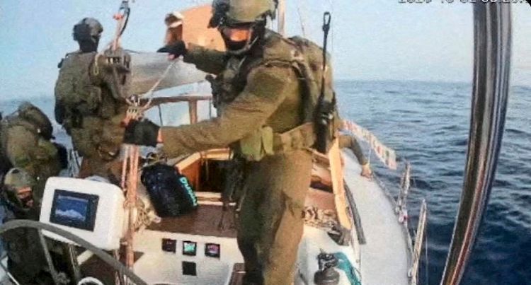Israelische Marinekräfte befinden sich an Bord des Schiffs „Oxygono“, Teil der Global Sumud Flotilla, das laut Organisatoren der Flotilla abgefangen wurde.
