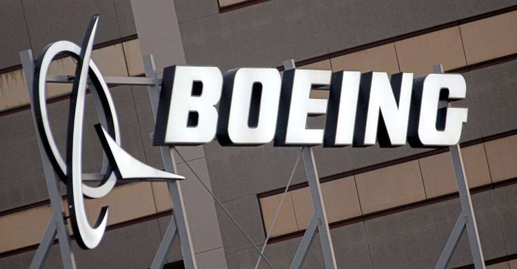 Boeing-Schriftzug neben Logo.