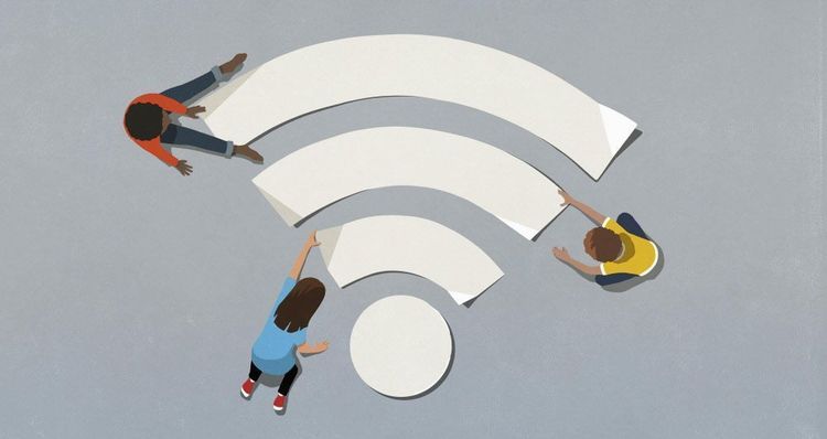 Das Wi-Fi-Logo als Grafik, an dem drei Personen arbeiten