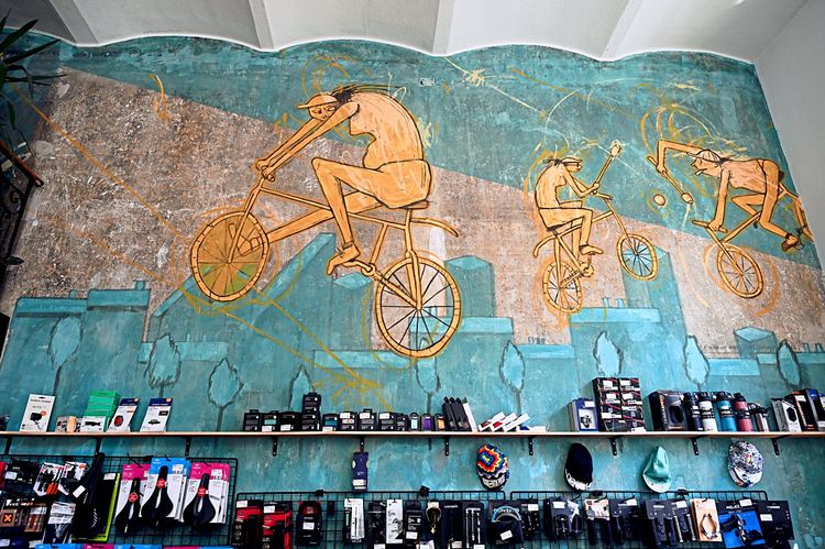 Ein großes Wandgemälde mit Bike-Polo-Spielerinnen.
