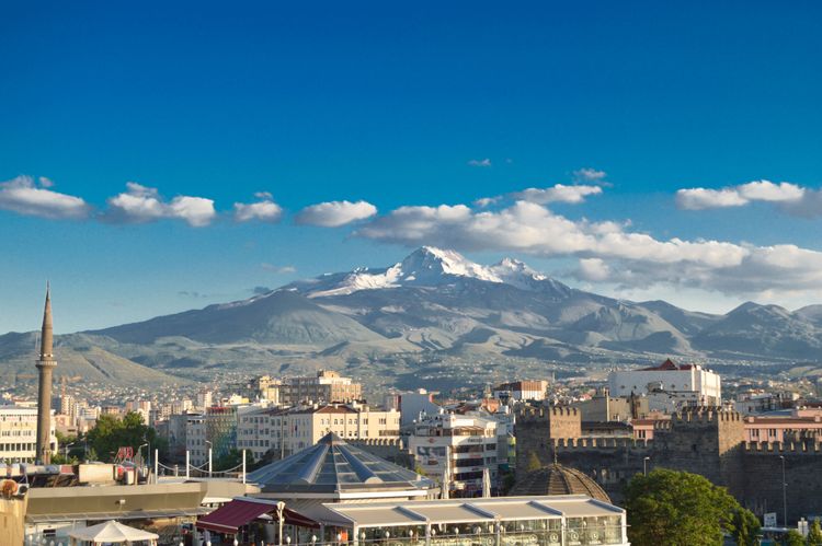 Kayseri in der Zentraltürkei gilt als die Hauptstadt Kappadokiens. Im Hintergrund ist der Erciyes, ein schlafender Vulkan, zu sehen.