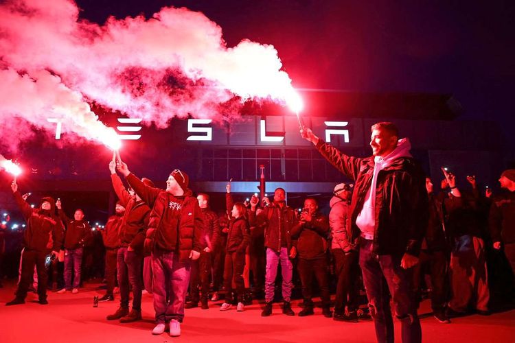 Das Bild zeigt Tesla-Mitarbeiter, die gegen den Anschlag Linksextremer auf die Gigafactory protestierten.