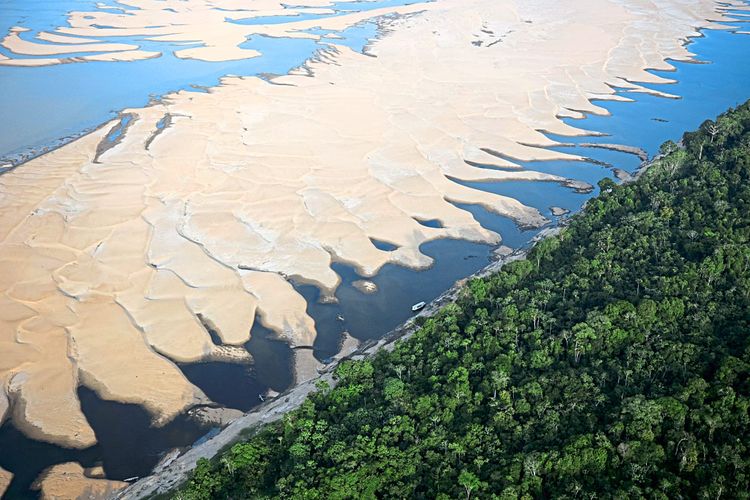 Drohnenaufnahmen des ausgetrockneten Solimoes Flusses, zeigen die Ausmaße der Dürre im Amazonas.