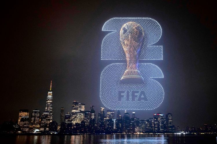 Drohnen bilden eine leuchtende Darstellung des FIFA-Weltpokals und der Zahl 