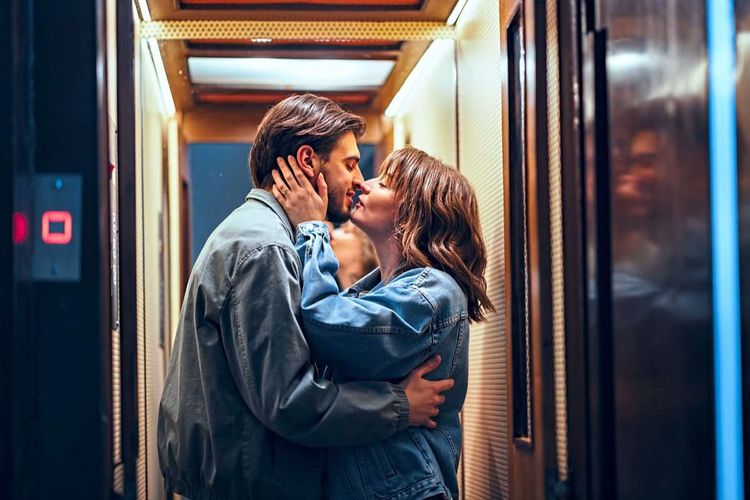 Ein Mann und eine Frau küssen sich im Lift