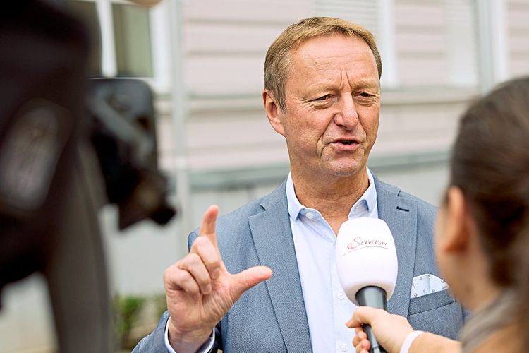 Burgenlands FPÖ-Klubobmann Johann Tschürtz im hellblauen Anzug vor Mikrophon.