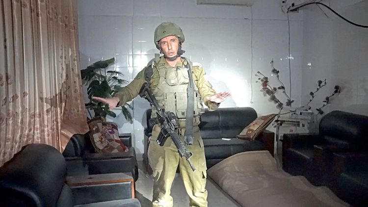 IDF-Sprecher Daniel Hagari im Keller des Rantisi-Krankenhaus.