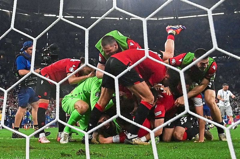 Georgien schafft mit einem 2:0 gegen Portugal eine Sensation und den Achtelfinaleinzug