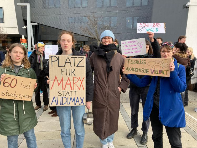 Am Freitag protestierten Studierende lautstark gegen die Schließung der sozialwissenschaftlichen Bibliothek