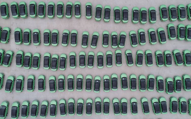 Viele grüne Autos aus der Vogelperspektive