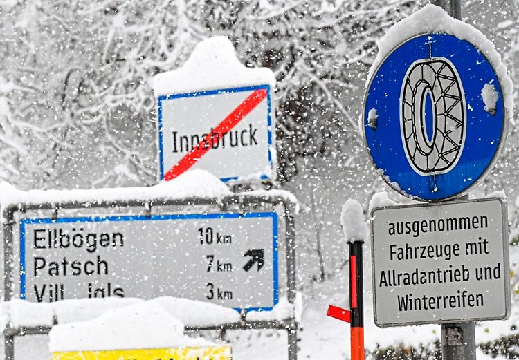 Schnee Österreich Einsatz Straßen