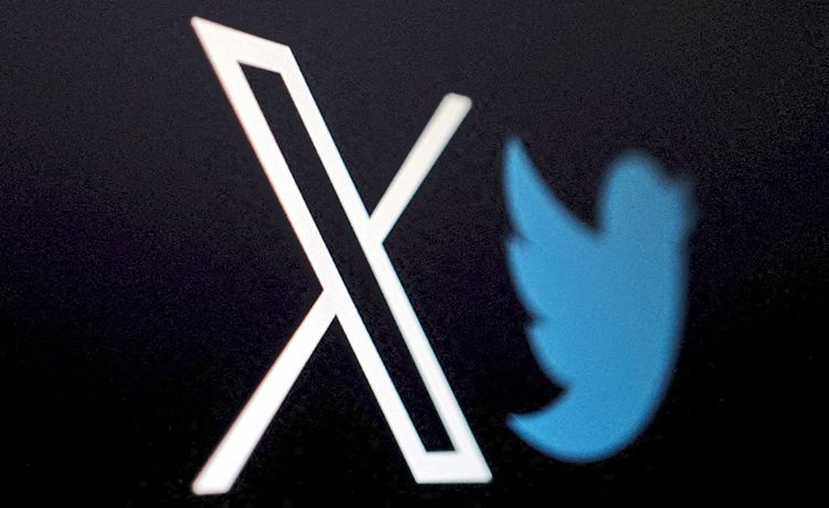 Das Logo der Social-Media-Plattform X, ehemals Twitter, ist in dieser Illustration neben dem früheren Logo zu sehen