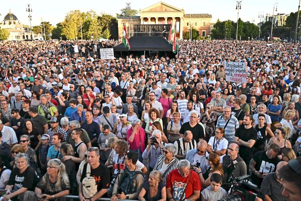 Gro-protest-gegen-Hass-und-Hetze-in-Budapest