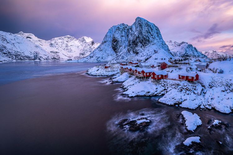 Februar auf den Lofoten, Norwegen. Die roten Fischerhütten (Rorbuer) auf den Lofoten sind bei jedem Wetter ein dankbares Fotomotiv. Das flache Licht und die wunderbare Winterlandschaft in Hamnoy waren im Februar 2024 faszinierend. 