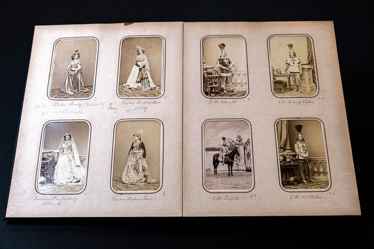 Fotoalbum mit schwarz-weißen Fotos von Menschen als orientalische Damen oder Ritter verkleidet.