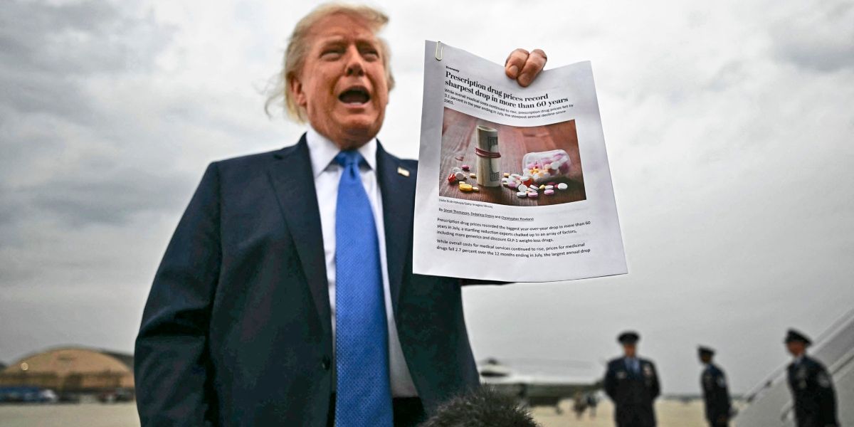 Trump prahlt mit Artikel zu fallenden Arzneimittel-Preisen. Im Text loben Experten Biden dafür