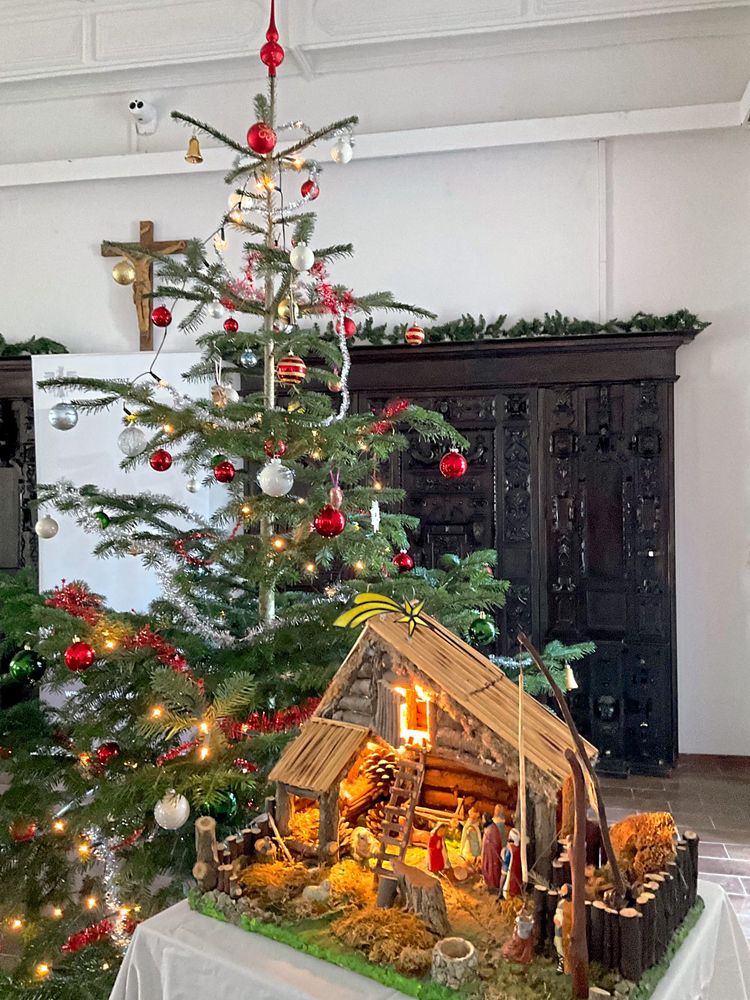 Weihnachtskrippe neben dem Christbaum.