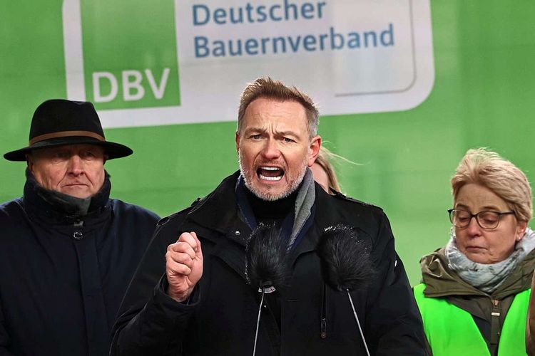 Christian Lindner spricht vor dem Brandenburger Tor zu den Bauern und Bäuerinnen. So wirklich dringt er aber nicht zu ihnen durch.