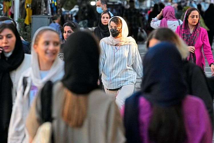 Frauen in Teheran mit lockerem Kopftuch