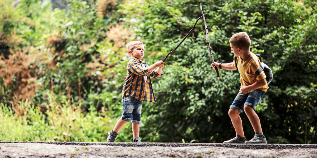 Warum für Kinder ein Stock oft spannender ist als jedes Spielzeug