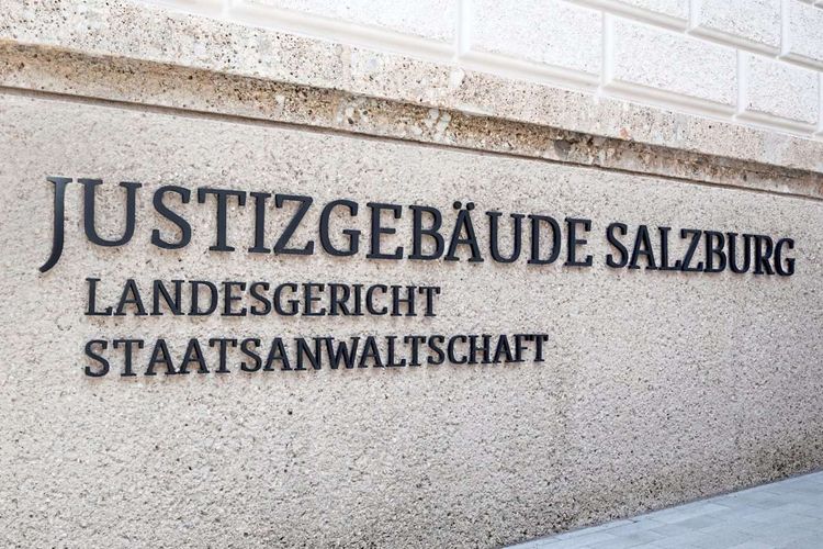 Landesgericht Salzburg, Außenansicht von Schriftzug 