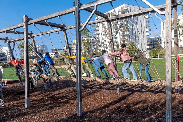 Spielende Kinder in einem Park in