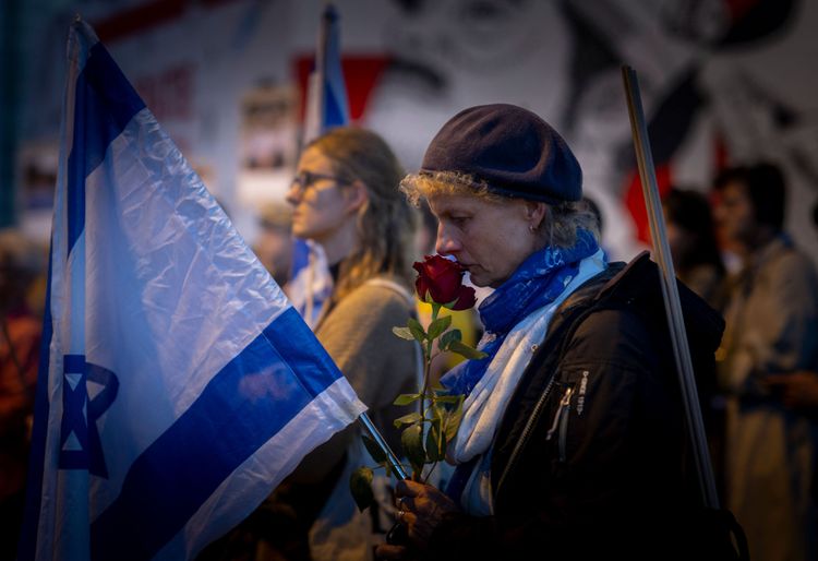 Frau trauert mit Israel-Flagge