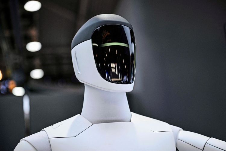 Ein humanoider Roboter von Intern Robotics mit glatter, futuristischer Gestaltung und dunklem, spiegelndem Gesichtsschild, aufgenommen während der World Artificial Intelligence Conference (WAIC) am 28. Juli 2025 im Shanghai World Expo and Convention Center.