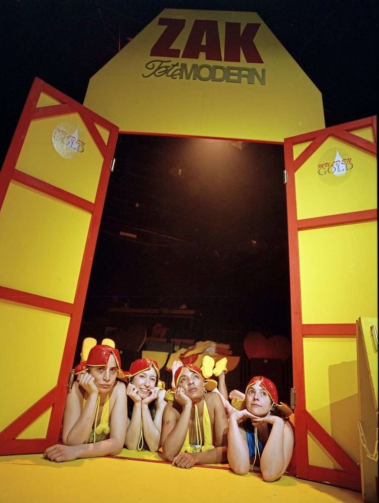 Sie nennen sich Ameno-Girls und tragen kleinflächige Knautschlack-Outfits in Rot-Gelb: Aurelia van Kempen, Desi Bonato, Jessica Comis und Eva Sommer (v. li.). Dass sie hier 