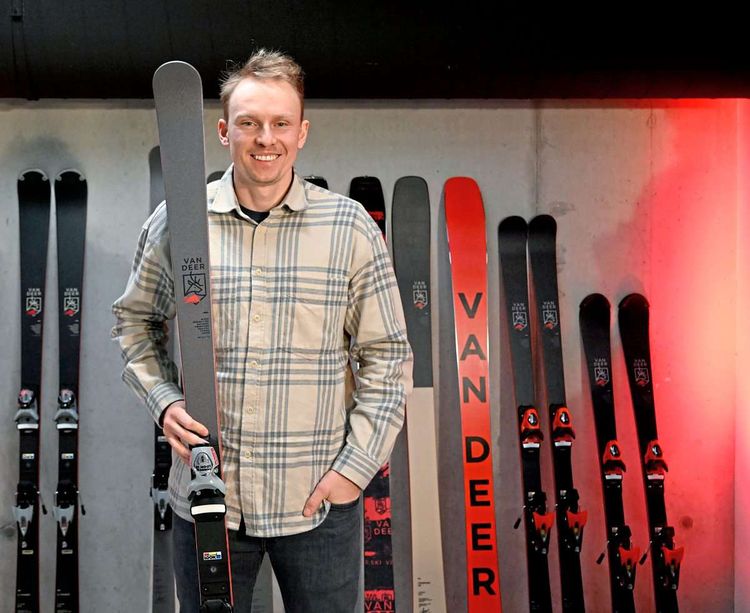 Henrik Kristoffersen steht mit einem Van-Deer-Ski vor einer Wand