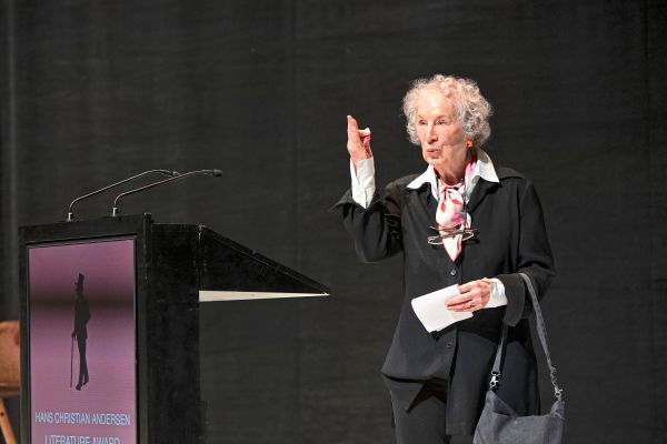 Margaret-Atwoods-Protest-gegen-Regeln-zu-unangemessenen-B-chern-in-Schulen