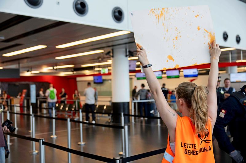 Teures Ankleben: Letzter Generation drohen in Österreich weitere Prozesse um Schadenersatz