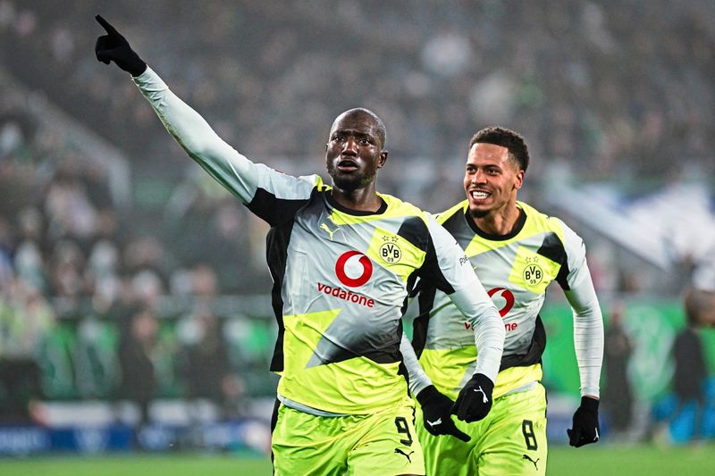 Dortmund kommt Bayern näher, Bremen seit elf Ligapartien sieglos