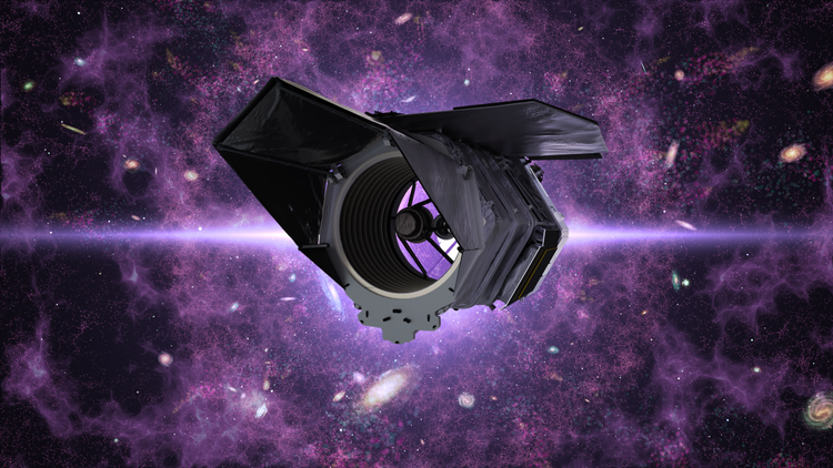 Eine künstlerische Darstellung des Nancy Grace Roman Space Telescope im Weltraum. Der Teleskopkörper ist zylinderförmig mit einem großen Primärspiegel und abstehenden Schutzvorrichtungen, die unerwünschtes Licht blockieren. Im Hintergrund sind eine violette kosmische Landschaft und Galaxien zu sehen.