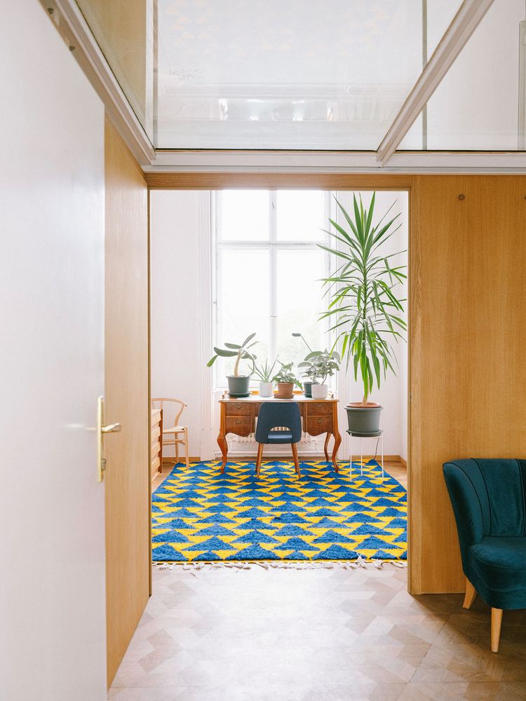 Struktur statt Fadesse: Der Teppich in Alina Regals Arbeitszimmer wurde in Marrakesch gefertigt.