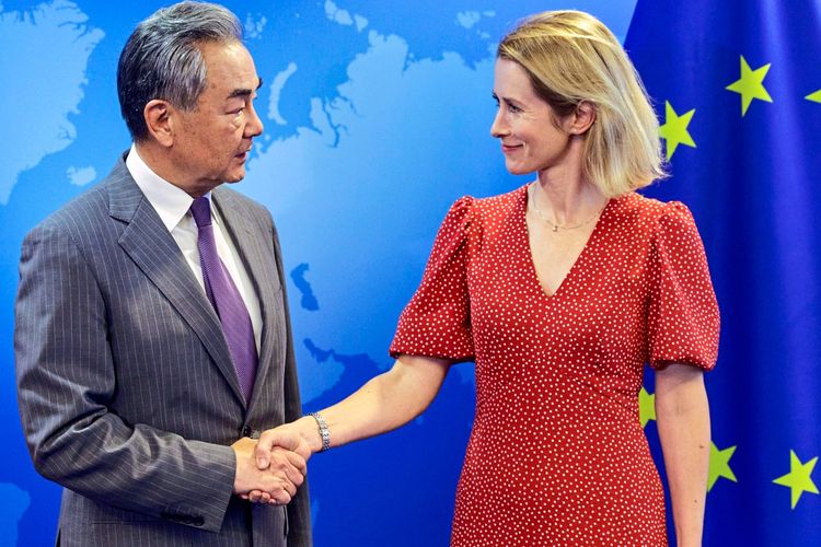 Wang und Kallas schütteln in Brüssel die Hände.