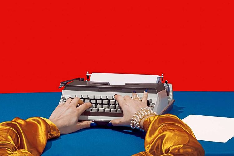 Frauenhände tippen auf einer Schreibmaschine