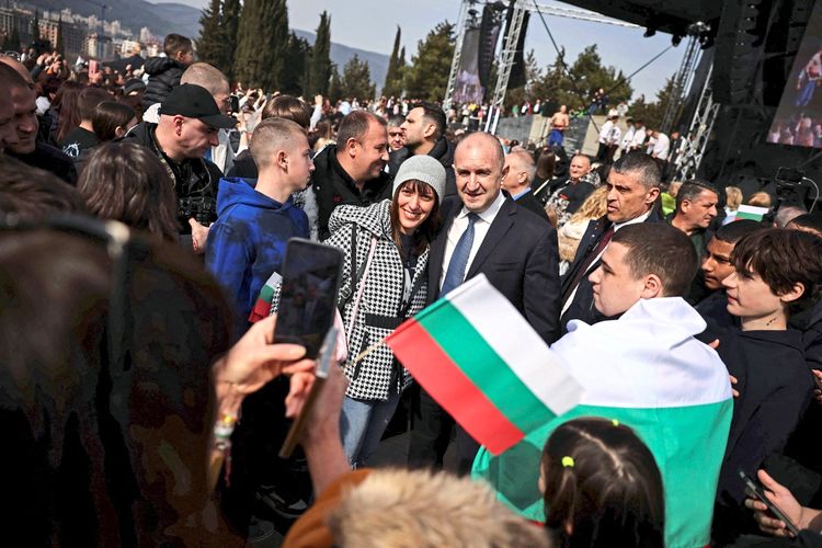 Wird Bulgariens Rumen Radev "der nächste Orbán"? - Europa - derStandard.de  › International