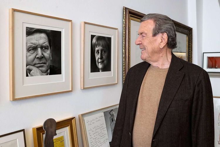 In seinem Büro in Hannover hat Gerhard Schröder nicht nur ein Porträt von sich selbst hängen, sondern auch eines seiner Nachfolgerin Angela Merkel.