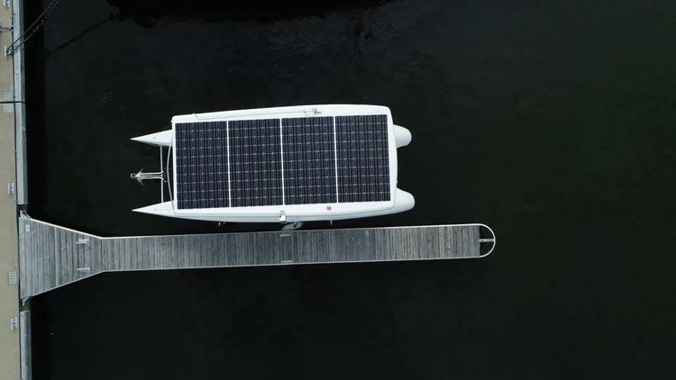 Luftbild von einem Boot mit PV-Modulen