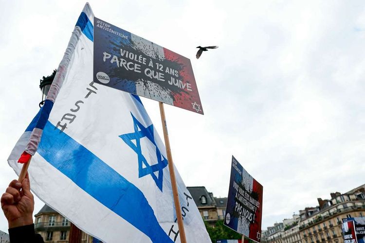 Protest und israelische Fahne