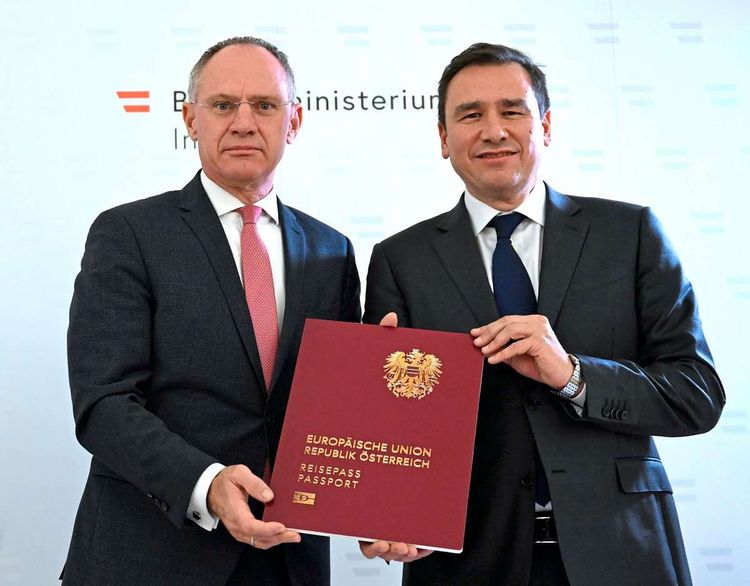 Innenminister Gerhard Karner und der Generaldirektor der Österreichischen Staatsdruckerei Helmut Lackner mit einem großen Reisepass