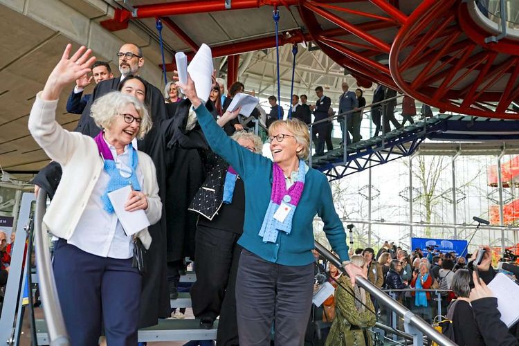 Die Schweizer Klimaseniorinnen feierten am Dienstag ihren Sieg vor dem Europäischen Gerichtshof für Menschenrechte in Straßburg.