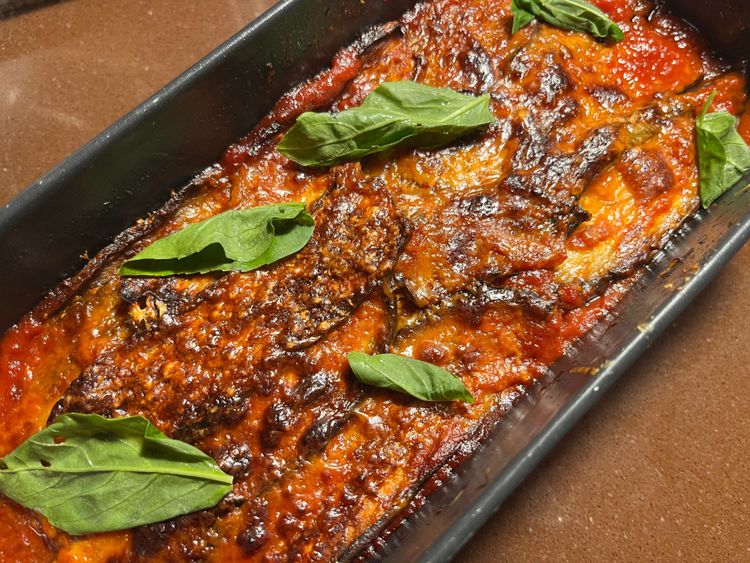 Knusprige Parmigiana mit frischem Basilikum