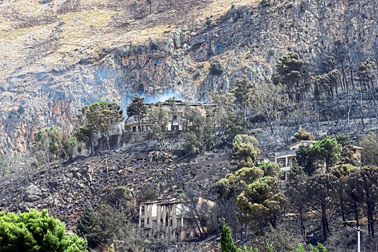 Ausgebrannte Häuser des Dorfes Romitello bei Palermo.