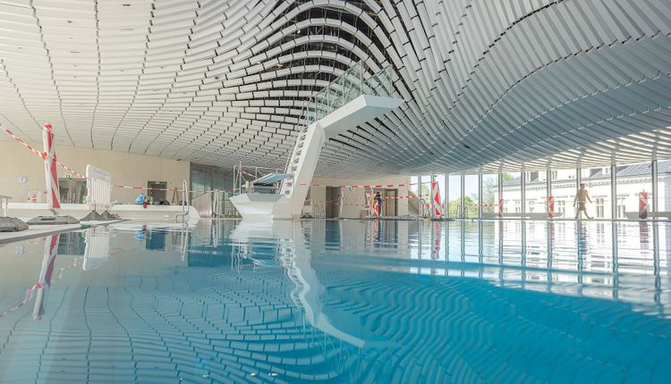 Das Paracelsus-Hallenbad mit seiner wellenförmigen Deckenkonstruktion in Salzburg