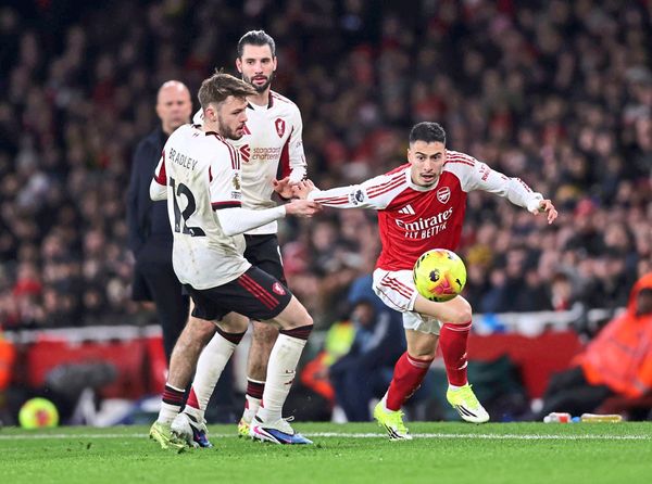 Arsenals-Martinelli-entschuldigte-sich-nachdem-er-verletzten-Gegner-am-Boden-stie-