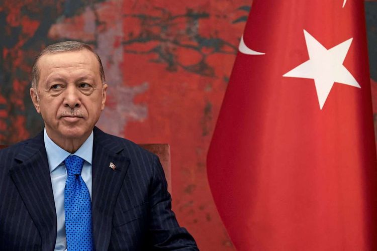 Der türkische Präsident Recep Tayyip Erdoğan vor einer Fahne der Türkei.