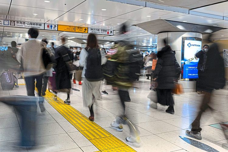 Reisende unterwegs im Bahnhof von Tokio zu den Gates für den Hochgeschwindigkeitszug Shinkansen.